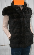 В НАЛИЧИИ! Норковая жилетка. степная НОРКА (поперечка) Цвета:махагон и чернаяДлина 65 см. Размеры: с 42 по 50